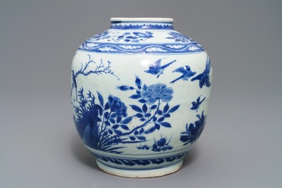 Een Chinese blauwwitte vaas met vogels en bloemen, Wanli