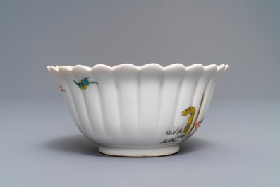 Un bol et une coupe godronn&eacute; en porcelaine Kakiemon de Japon, Edo, 18&egrave;me