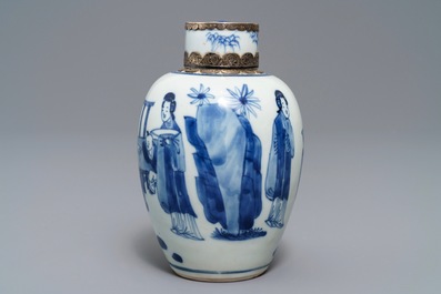 Een Chinese blauwwitte 'Lange Lijzen' theebus met zilveren montuur, Kangxi