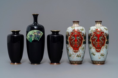 Cinq vases en &eacute;maux cloisonn&eacute;s, Japon, Meiji, 19&egrave;me