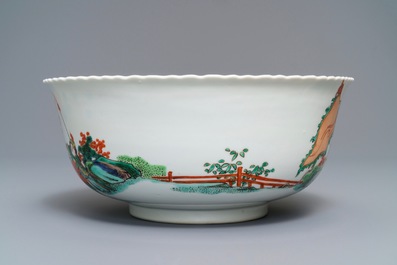 Un grand bol en porcelaine de Chine famille verte &agrave; d&eacute;cor de guerriers, 19&egrave;me