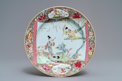 Een fijne Chinese famille rose theepot en een 'Romance of the Western Chamber' bord, Yongzheng/Qianlong