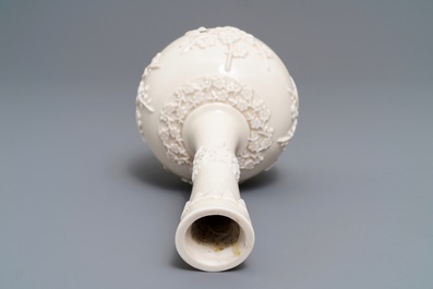 Un vase en porcelaine blanc de Chine de Dehua &agrave; d&eacute;cor en relief, Kangxi