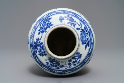 Une jarre en porcelaine de Chine bleu et blanc &agrave; d&eacute;cor d'oiseaux parmi fleurs, Wanli
