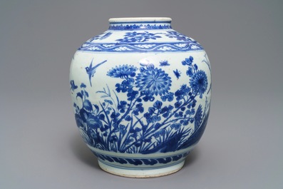 Une jarre en porcelaine de Chine bleu et blanc &agrave; d&eacute;cor d'oiseaux parmi fleurs, Wanli