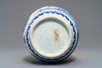 Une jarre en porcelaine de Chine bleu et blanc &agrave; d&eacute;cor d'oiseaux parmi fleurs, Wanli