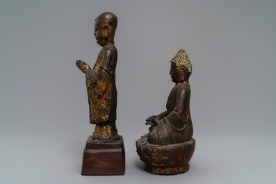 Twee Chinese vergulde en gelakt bronzen figuren van Mahakasyapa en Buddha Shakyamuni, Ming en later