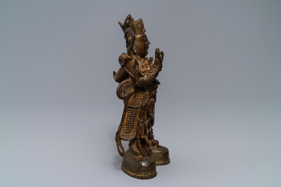 Une figure de Guandi en bronze sur socle en bois, Chine, 18/19&egrave;me