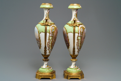 Une paire de grands vases en porcelaine de S&egrave;vres aux montures en bronze, France, 19&egrave;me