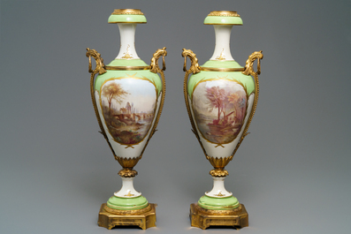 Une paire de grands vases en porcelaine de S&egrave;vres aux montures en bronze, France, 19&egrave;me