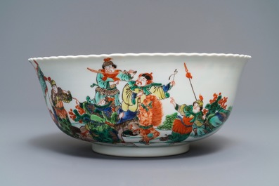Un grand bol en porcelaine de Chine famille verte &agrave; d&eacute;cor de guerriers, 19&egrave;me