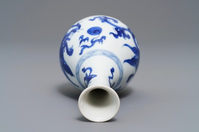 Een Chinese blauwwitte flesvormige 'draken' vaas, Kangxi