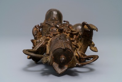 Une figure de Guandi en bronze sur socle en bois, Chine, 18/19&egrave;me