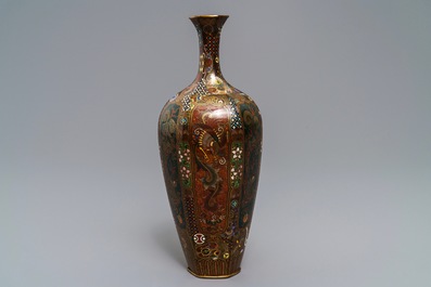 Trois vases en &eacute;maux cloisonn&eacute;s, Japon, Meiji, 19&egrave;me