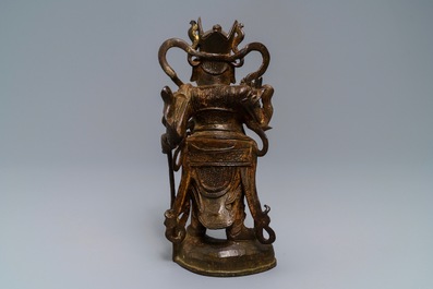 A Chinese bronze figure of Guandi on wooden base, 18/19th C.