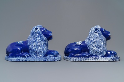 Een paar liggende leeuwen met blauwe fondkleur, Saint-Omer, Frankrijk, eind 18e eeuw