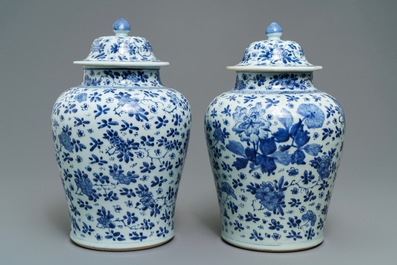 Een paar Chinese blauwwitte dekselvazen met floraal decor, Kangxi