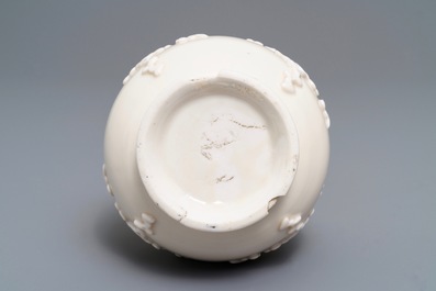 Een Chinese Dehua blanc de Chine vaas met reli&euml;fdecor, Kangxi