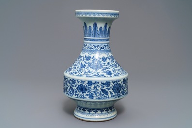 Un vase en porcelaine de Chine bleu et blanc &agrave; d&eacute;cor de rinceaux floraux, Qianlong