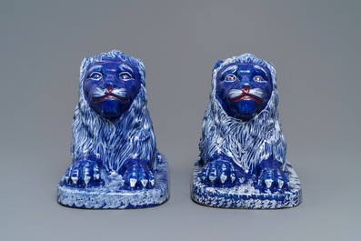 Une paire de lions en fa&iuml;ence &agrave; fond bleu, Saint-Omer, France, fin du 18&egrave;me