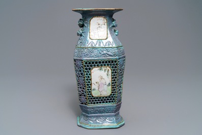 Un vase ajour&eacute; en porcelaine de Chine qianjiang cai &agrave; fond 'oeuf de caille', 19&egrave;me