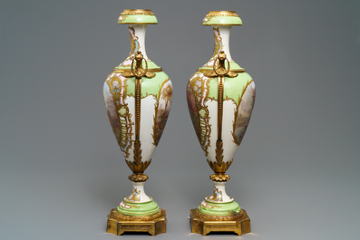Une paire de grands vases en porcelaine de S&egrave;vres aux montures en bronze, France, 19&egrave;me