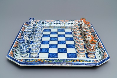 Een schaakbord met stukken in fa&iuml;ence in de stijl van Rouen, Samson, Parijs, 19e eeuw