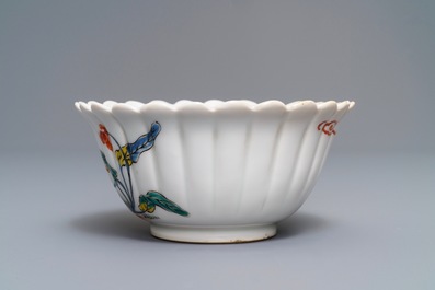 Un bol et une coupe godronn&eacute; en porcelaine Kakiemon de Japon, Edo, 18&egrave;me