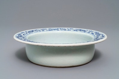 Un bassin en porcelaine de Chine bleu et blanc &agrave; d&eacute;cor de rinceaux floraux, Qianlong