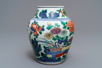 Un vase en porcelaine de Chine wucai &agrave; d&eacute;cor de vases dans un jardin, &eacute;poque Transition