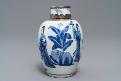 Een Chinese blauwwitte 'Lange Lijzen' theebus met zilveren montuur, Kangxi