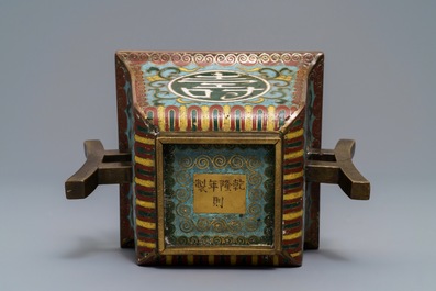 Een vierkante Chinese cloisonn&eacute; wierookbrander, Qianlong merk en periode