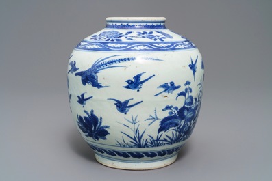 Une jarre en porcelaine de Chine bleu et blanc &agrave; d&eacute;cor d'oiseaux parmi fleurs, Wanli