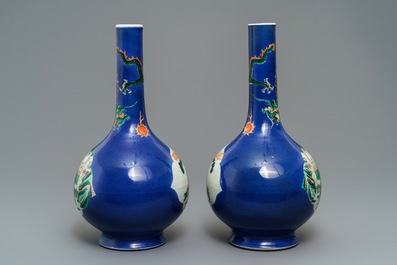 Une paire de vases de forme bouteille en porcelaine de Chine famille verte sur fond bleu poudr&eacute;, 19&egrave;me