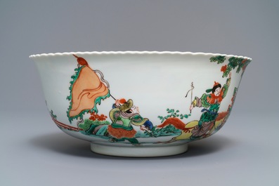 Un grand bol en porcelaine de Chine famille verte &agrave; d&eacute;cor de guerriers, 19&egrave;me