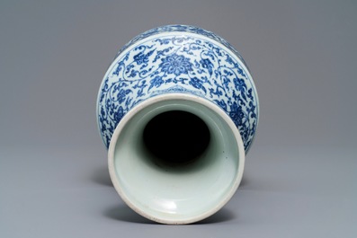 Un vase en porcelaine de Chine bleu et blanc &agrave; d&eacute;cor de rinceaux floraux, Qianlong