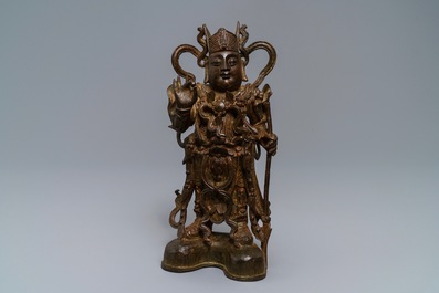 Een Chinees bronzen beeld van Guandi op houten sokkel, 18/19e eeuw