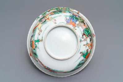 Un grand bol en porcelaine de Chine famille verte &agrave; d&eacute;cor de guerriers, 19&egrave;me