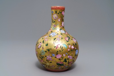 Un vase de forme bouteille en porcelaine de Chine famille rose &agrave; fond dor&eacute;, marque de Qianlong, 19/20&egrave;me
