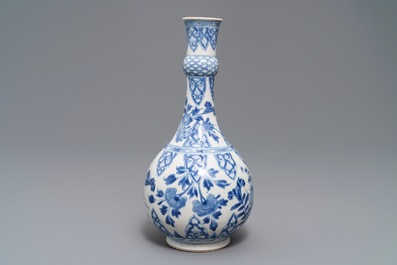 Een Chinese blauwwitte flesvormige vaas met floraal decor, Kangxi