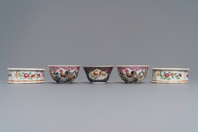 Trois tasses et soucoupes et une paire de salerons en porcelaine de Chine famille rose, Qianlong et apr&egrave;s