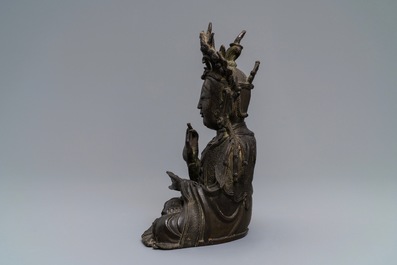 Een Chinese bronzen figuur van Guanyin, Ming