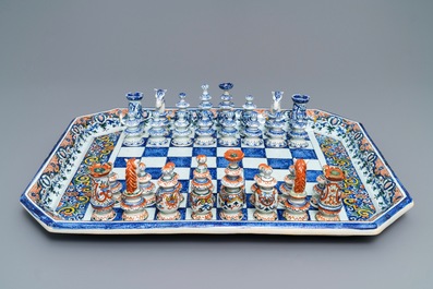 Een schaakbord met stukken in fa&iuml;ence in de stijl van Rouen, Samson, Parijs, 19e eeuw