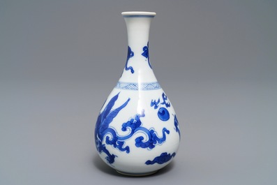 Un vase en porcelaine de Chine bleu et blanc &agrave; d&eacute;cor de dragons, Kangxi