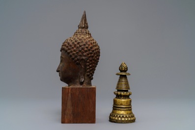Een Tibetaanse verguld bronzen stoepa en een gelakt bronzen Boeddha hoofd, Laos, 16/17e eeuw