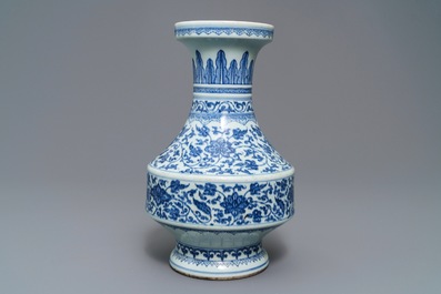 Een Chinese blauwwitte vaas met florale slingers, Qianlong
