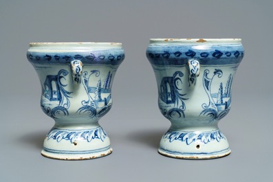 Een paar blauwwitte Delftse 'campana' vaasjes op onderschotels, 18e eeuw