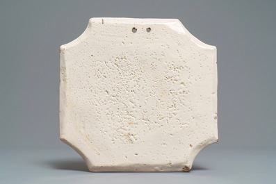 Een blauwwitte Delftse 'tabakswinkel' plaquette met gele rand, 18e eeuw