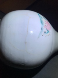 Une paire de vases de forme bouteille en porcelaine de Chine famille rose, Yongzheng