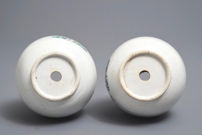 Une paire de vases de forme bouteille en porcelaine de Chine famille rose, Yongzheng